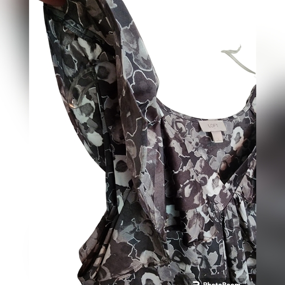 LOFT black gray floral sleeveless ruffle v-neck Large - Picture 2 of 7